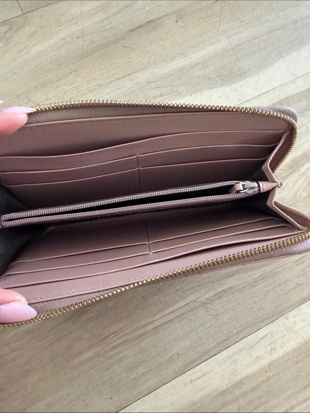 Gucci Blush Embossed GG Zip Around Wallet - Picture 4 of 4